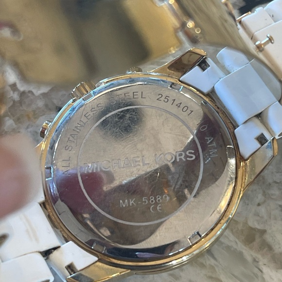 Michael Kors Mercer MK5889 Women's White Silicone Analog Dial Quartz Watch - Picture 5 of 5